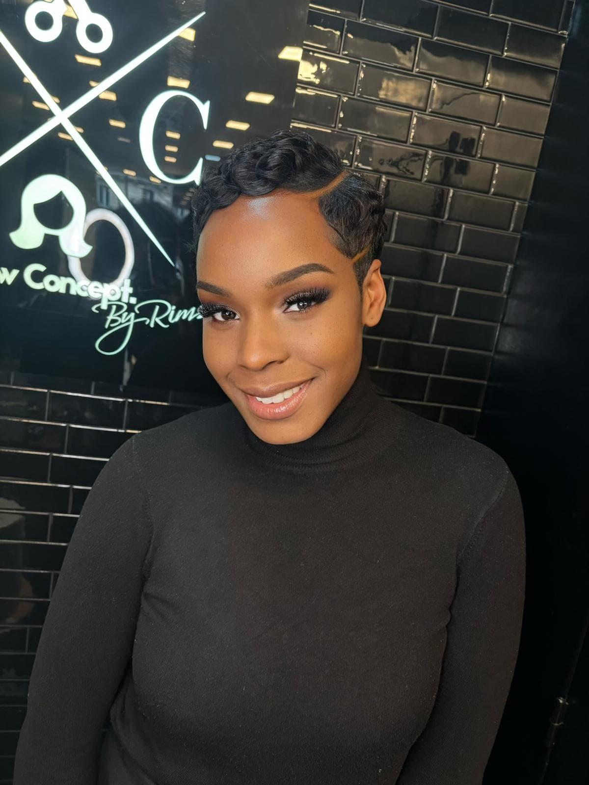 Coupe courte pixie wavy, réalisée au salon New Concept by Rims